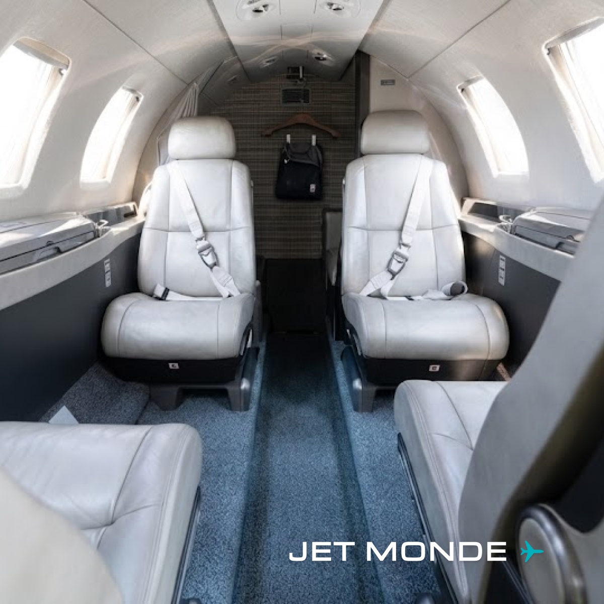 Aménagement intérieur de la cabine avec sièges club face-à-face à bord du jet d'affaires Cessna Citation M2.