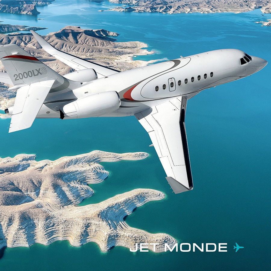 Jet d'affaires en vol au-dessus d'une zone côtière, illustrant la reconnaissance de l'aviation d'affaires dans la taxonomie verte européenne.