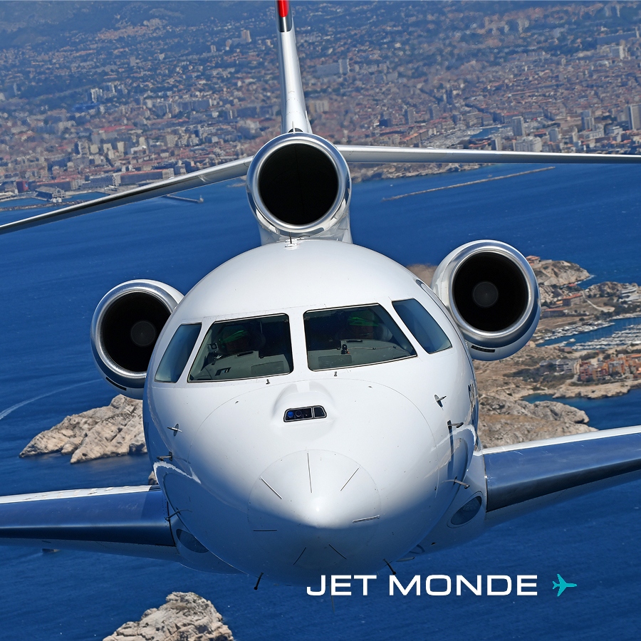 Jet d'affaires en vol au-dessus du littoral, illustrant la transition énergétique et l'utilisation de carburants durables dans l'aviation.
