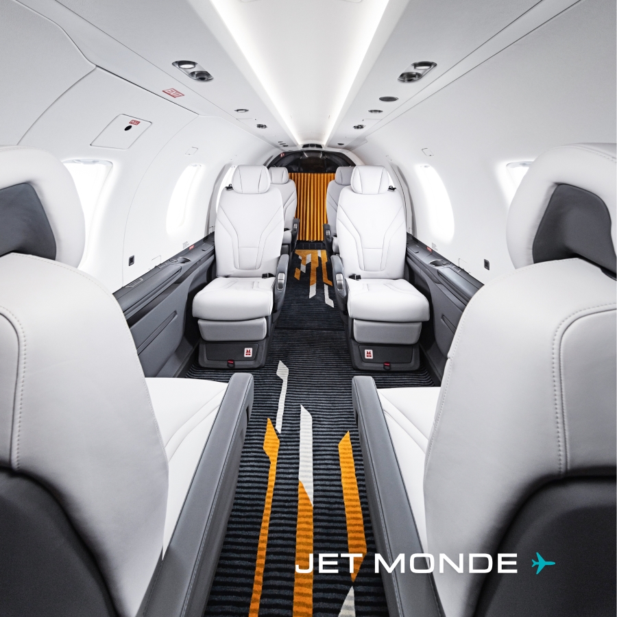 Aménagement luxueux et confortable de la cabine avec sièges en cuir à bord du Pilatus PC-12.