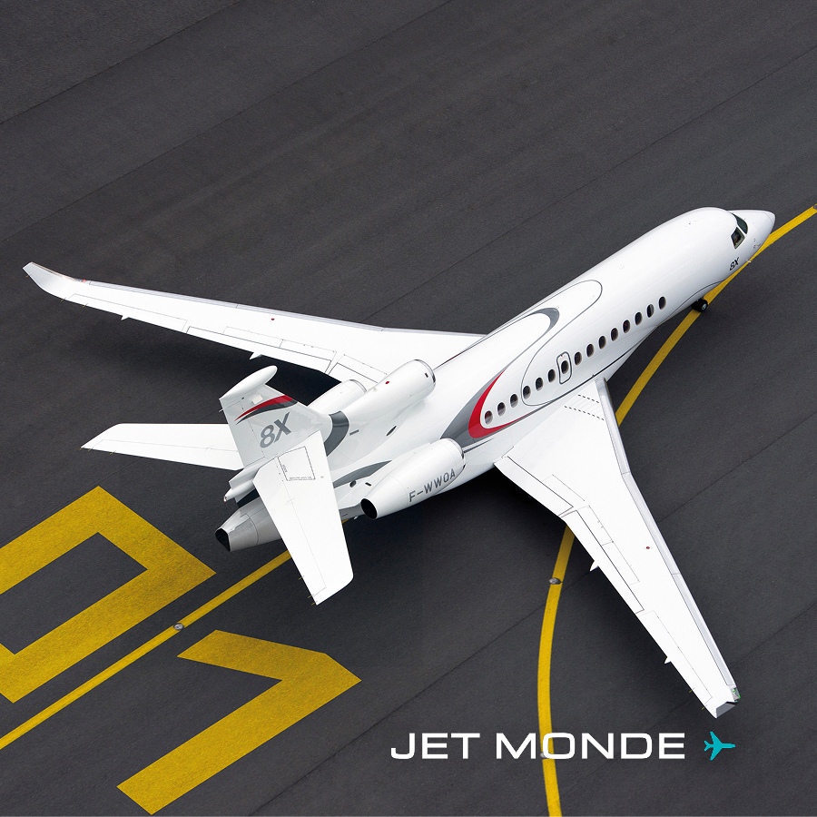 Jet privé Falcon 8X stationné sur le tarmac avec le logo Jet Monde, vue de haut.