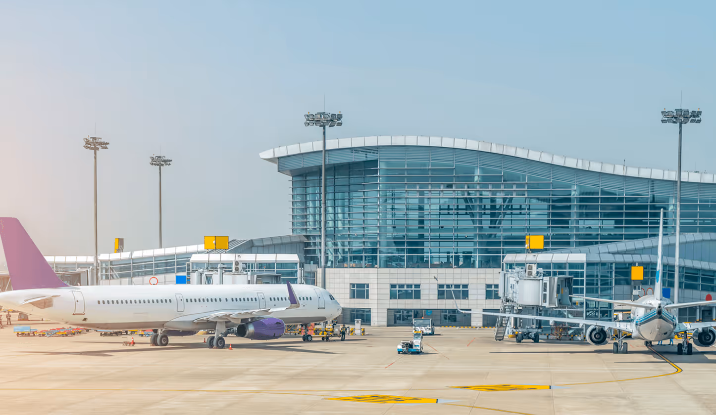 Flughafen mit abgestellten Flugzeugen im Hintergrund