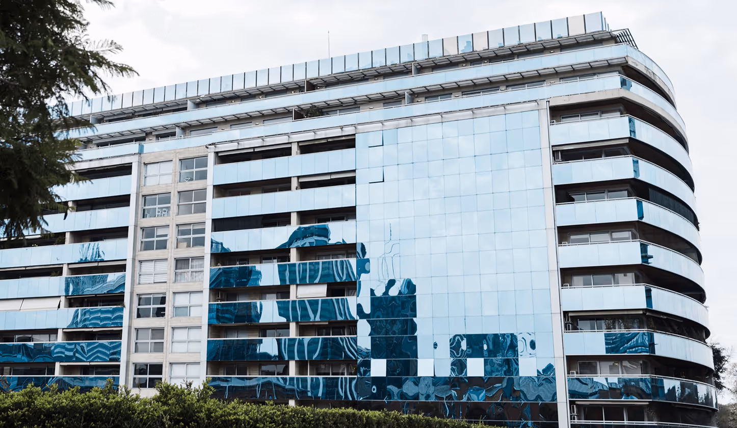 Modernes Bürogebäude mit Glasfassade