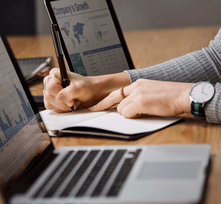 Hände tippen auf Laptop bei der Projektarbeit