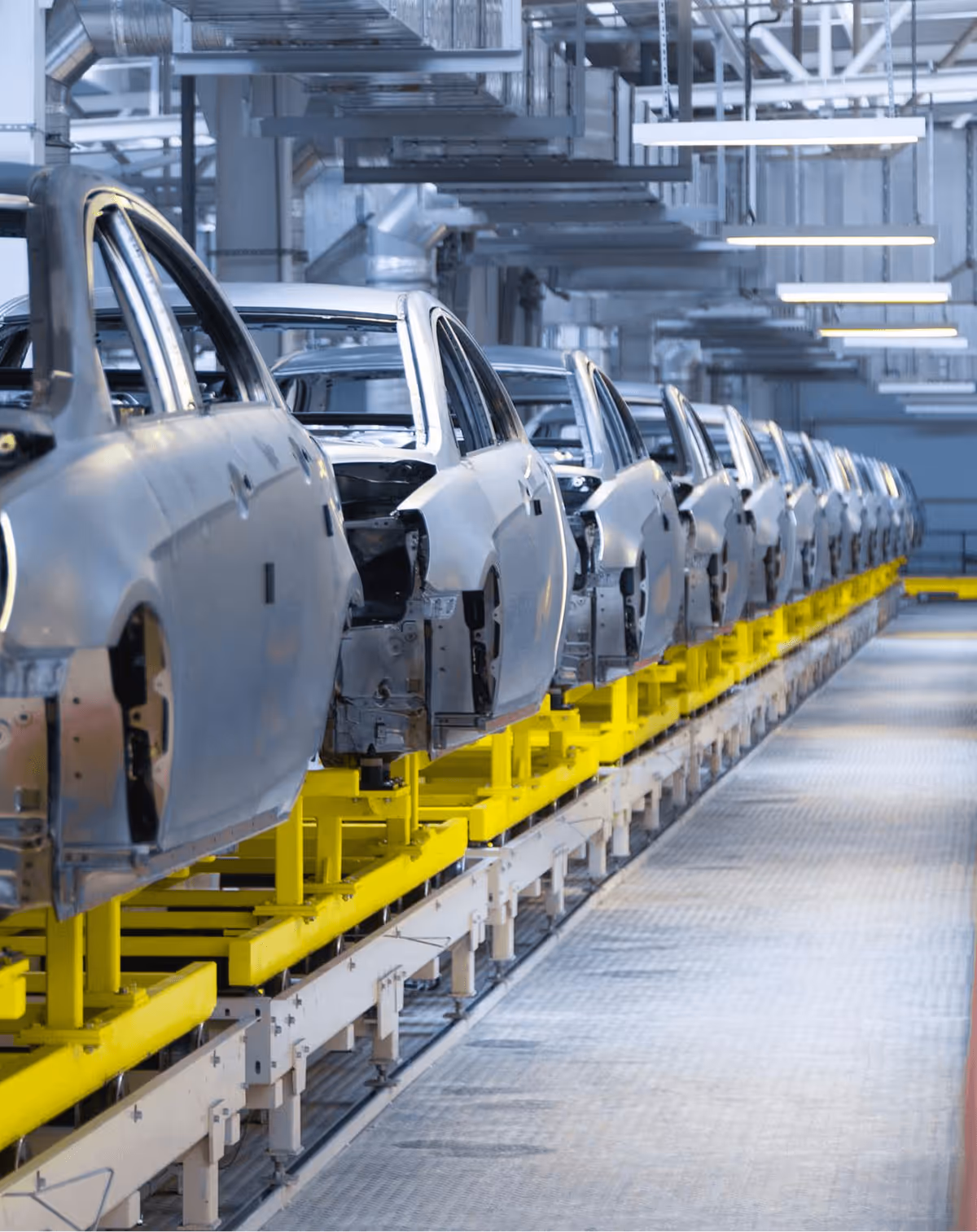 Fertigungslinie mit Fahrzeugen in Industriehalle