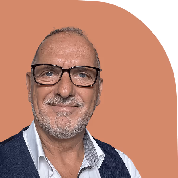 Porträt eines Mannes mit Brille vor braunem Hintergrund