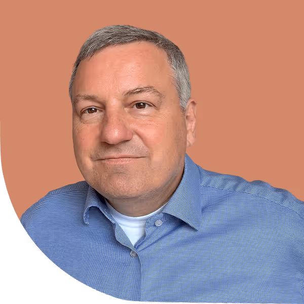 Porträt eines Mannes mit grauem Hemd vor braunem Hintergrund