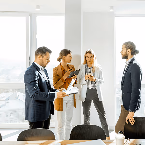 Geschäftsmeeting mit vier Personen im hellen Büro