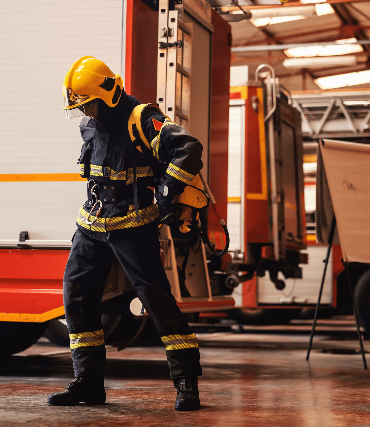 Feuerwehrmann im Einsatz vor Löschfahrzeug