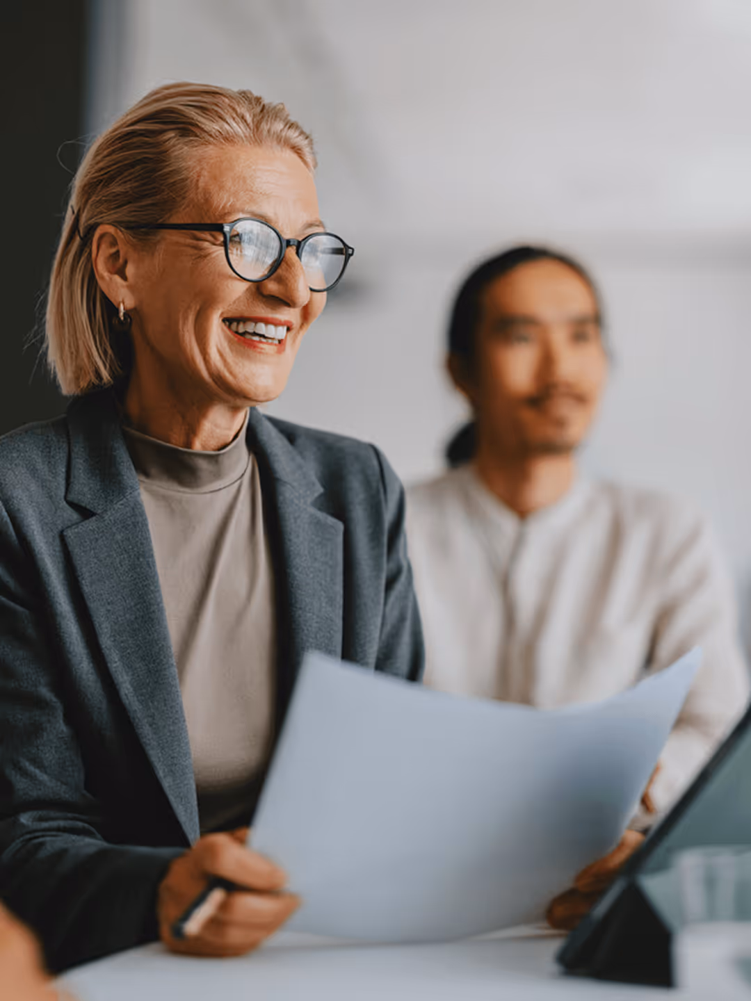 Geschäftsfrau im Gespräch mit zwei Kollegen im Büro