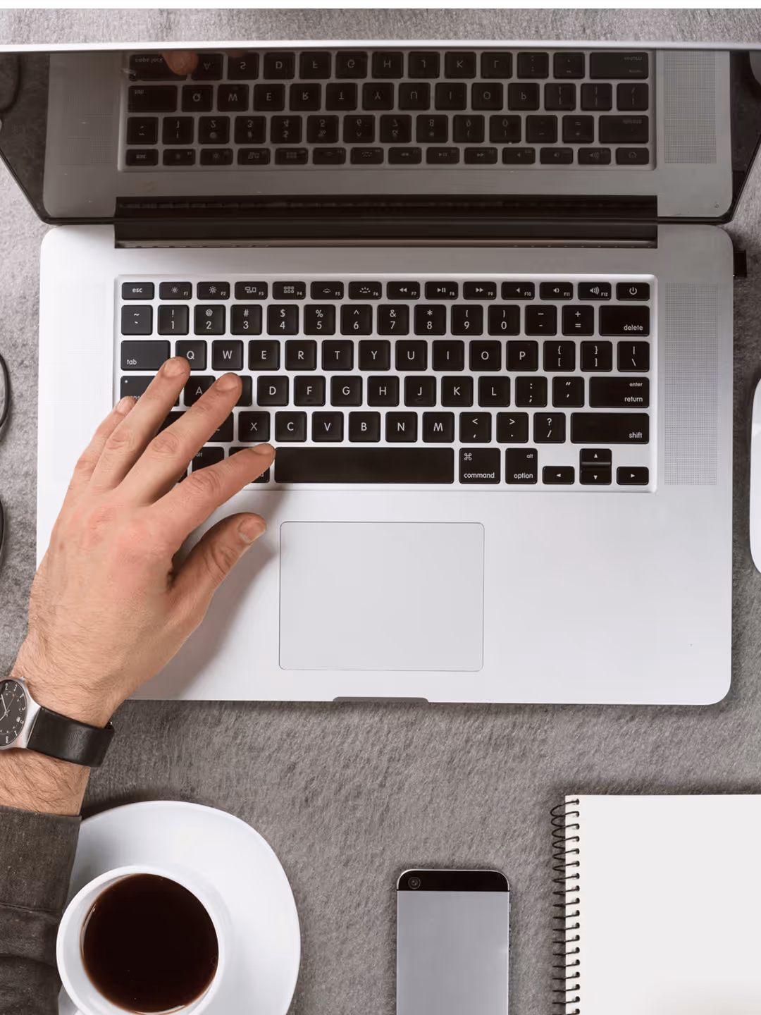 Hände tippen auf Laptop-Tastatur bei der Arbeit