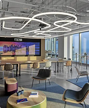 Ufficio moderno con grandi finestre panoramiche, sedie di design e luci a LED sospese dal soffitto.