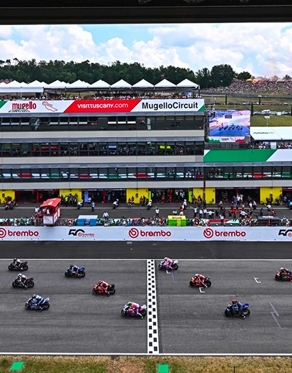 MotoGP inizio gara al Mugello Circuit con piloti in sella alle moto sulla linea di partenza.