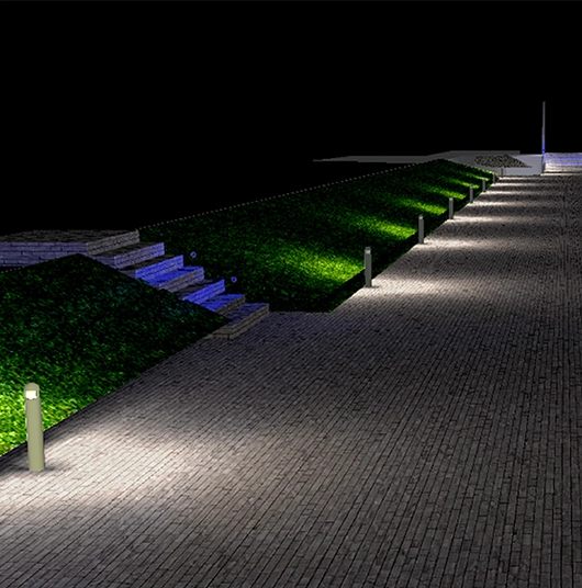 Percorso esterno illuminato con luci a terra, siepi verdi e scale in pietra di notte.