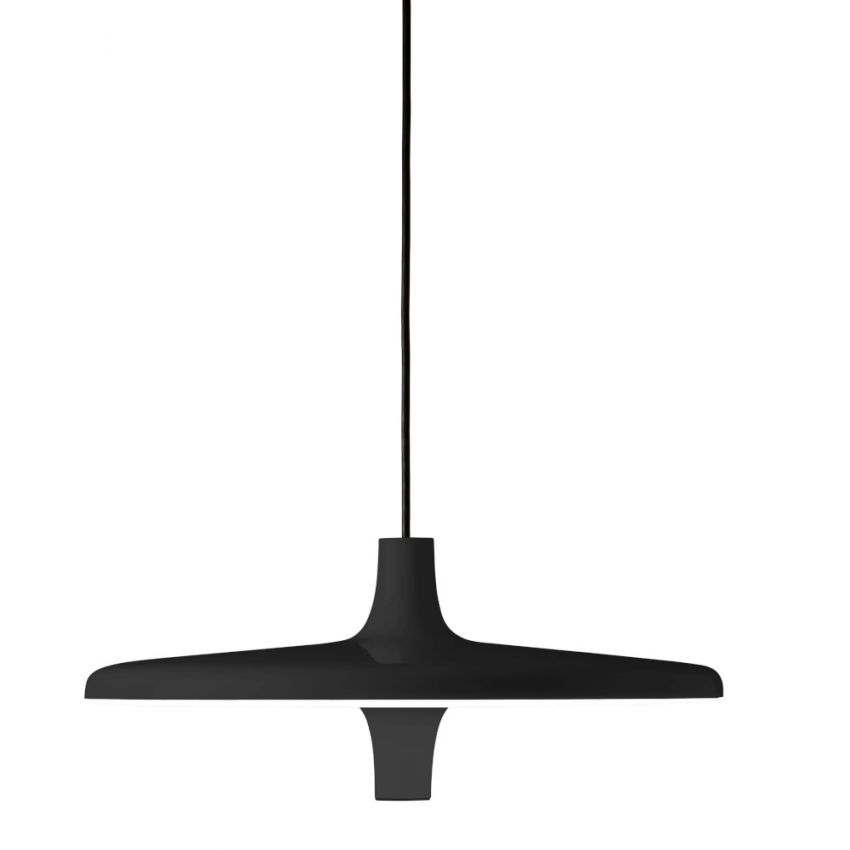 Lampada da tavolo in metallo con braccio regolabile e base rotonda piatta.