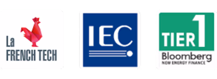 Logos de La French Tech avec un coq rouge, IEC en blanc sur fond bleu, et Bloomberg Tier 1 New Energy Finance sur fond vert et blanc.