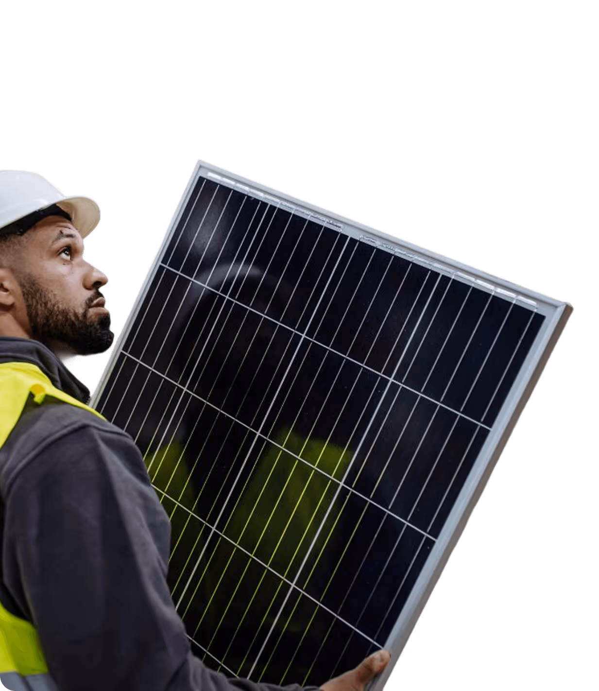 Homme portant un casque de sécurité et un gilet réfléchissant tenant un panneau solaire.