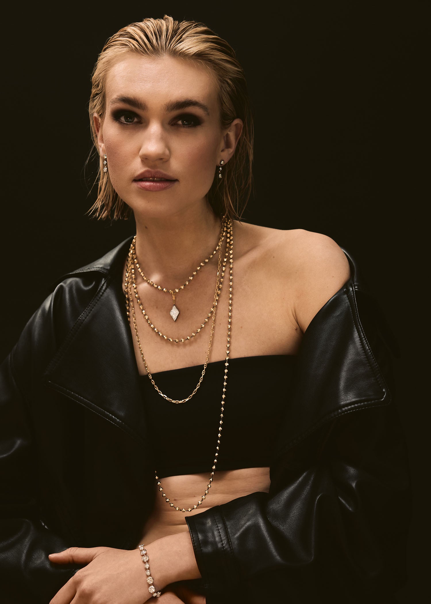 Model wearing facet bead necklace.