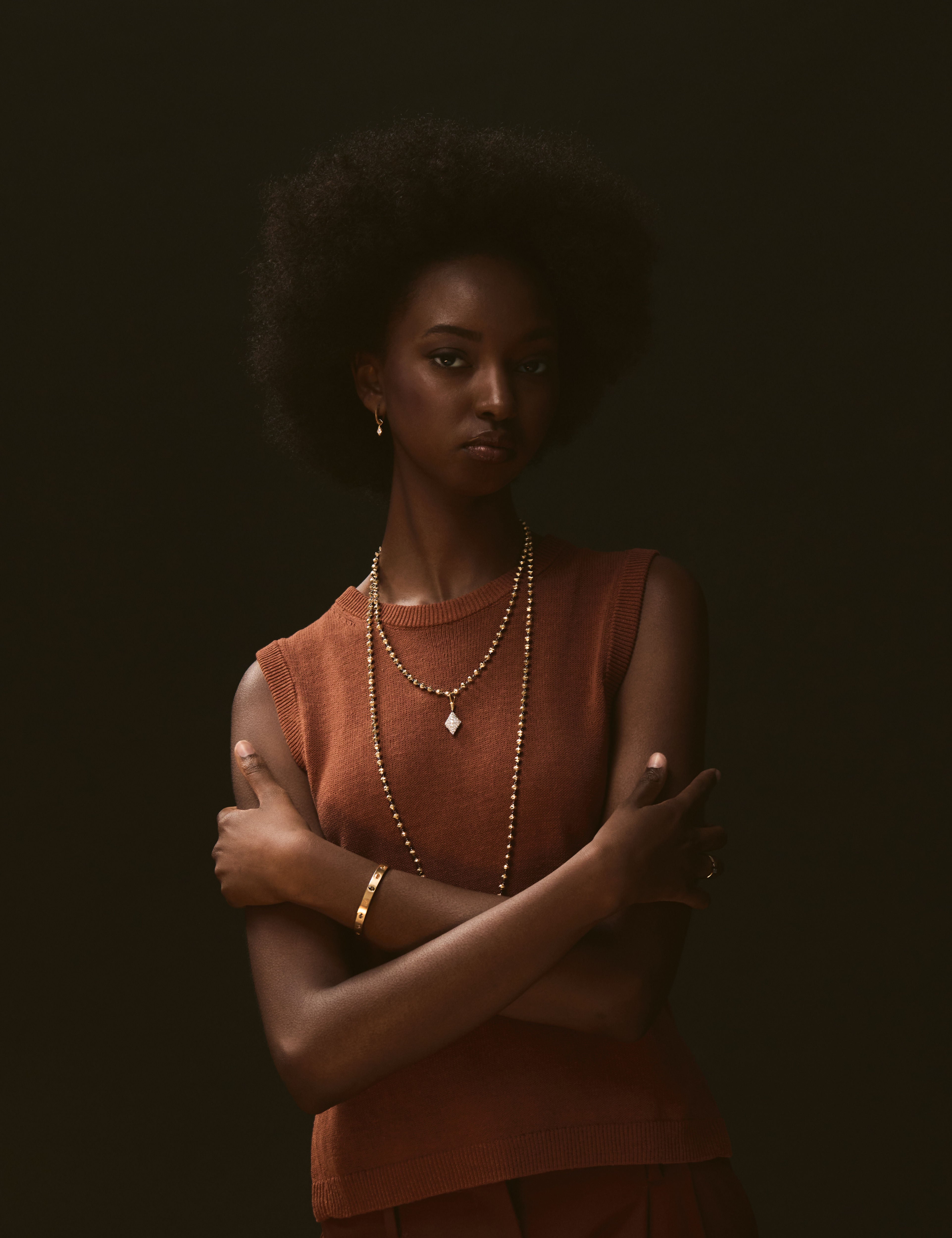 Model wearing facet bead necklace.