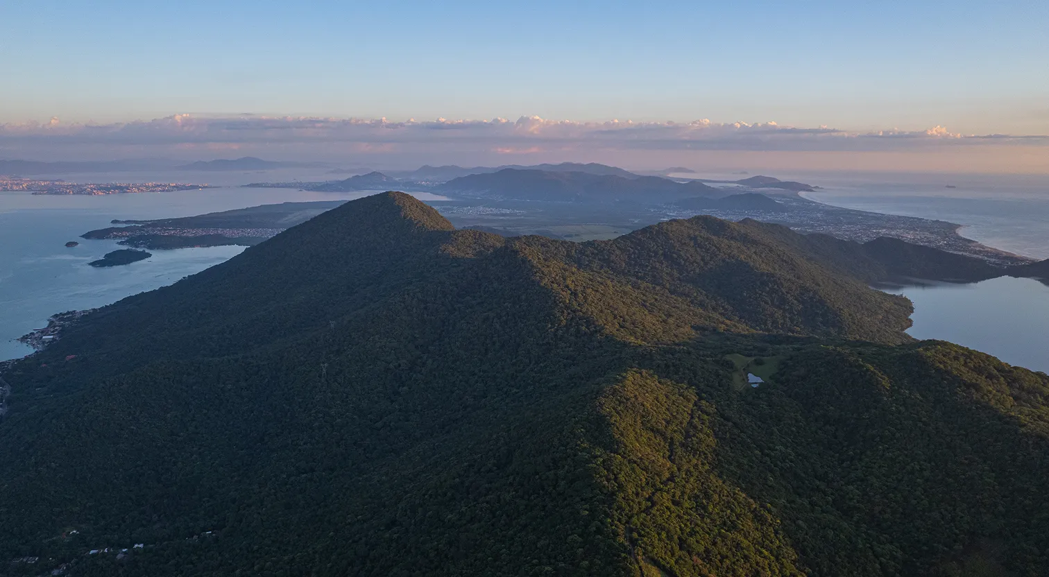 Bela foto tirada por drone de uma ilha brasileira