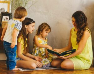 Les petits-enfants découvrant la biographie des anciennes générations de leur famille.