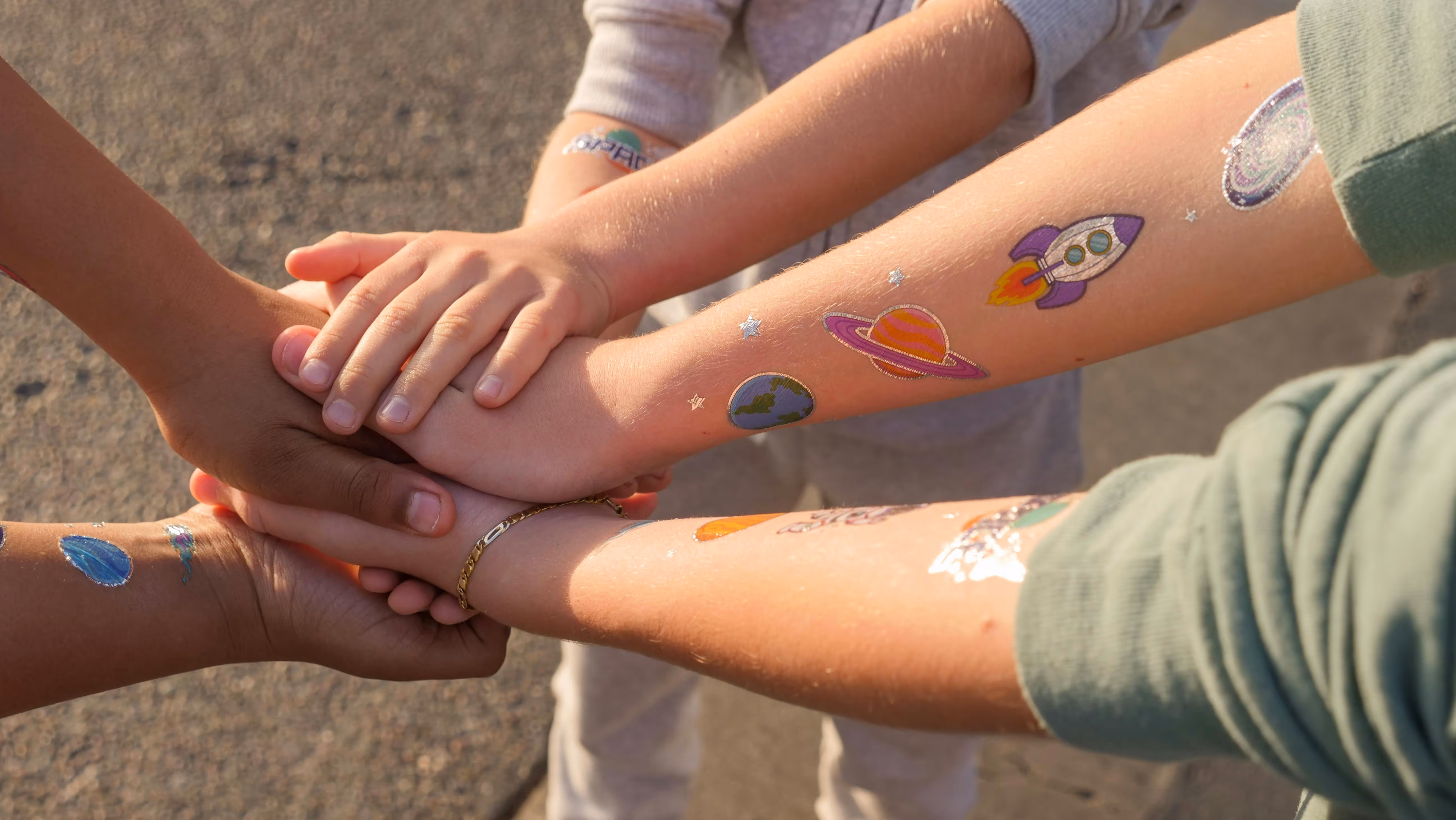 dłonie dzieci symbolizujące jedność i połączenie