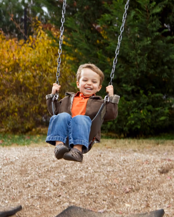 chłopiec huśtający się na huśtawce