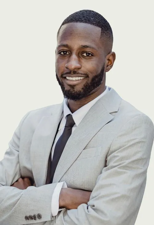 MD souriant offrant des soins de blépharoplastie non-chirurgicale