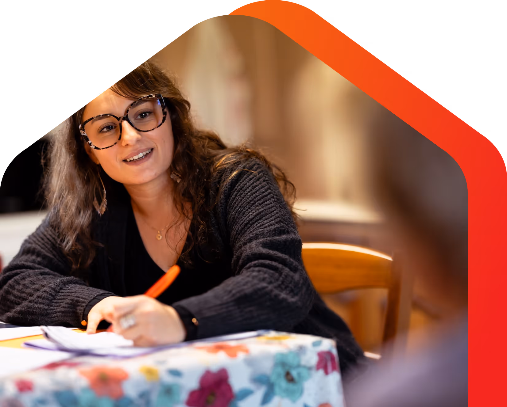 Conseillère YAKADOM souriante en train d’échanger et de prendre des notes lors d’un rendez-vous.