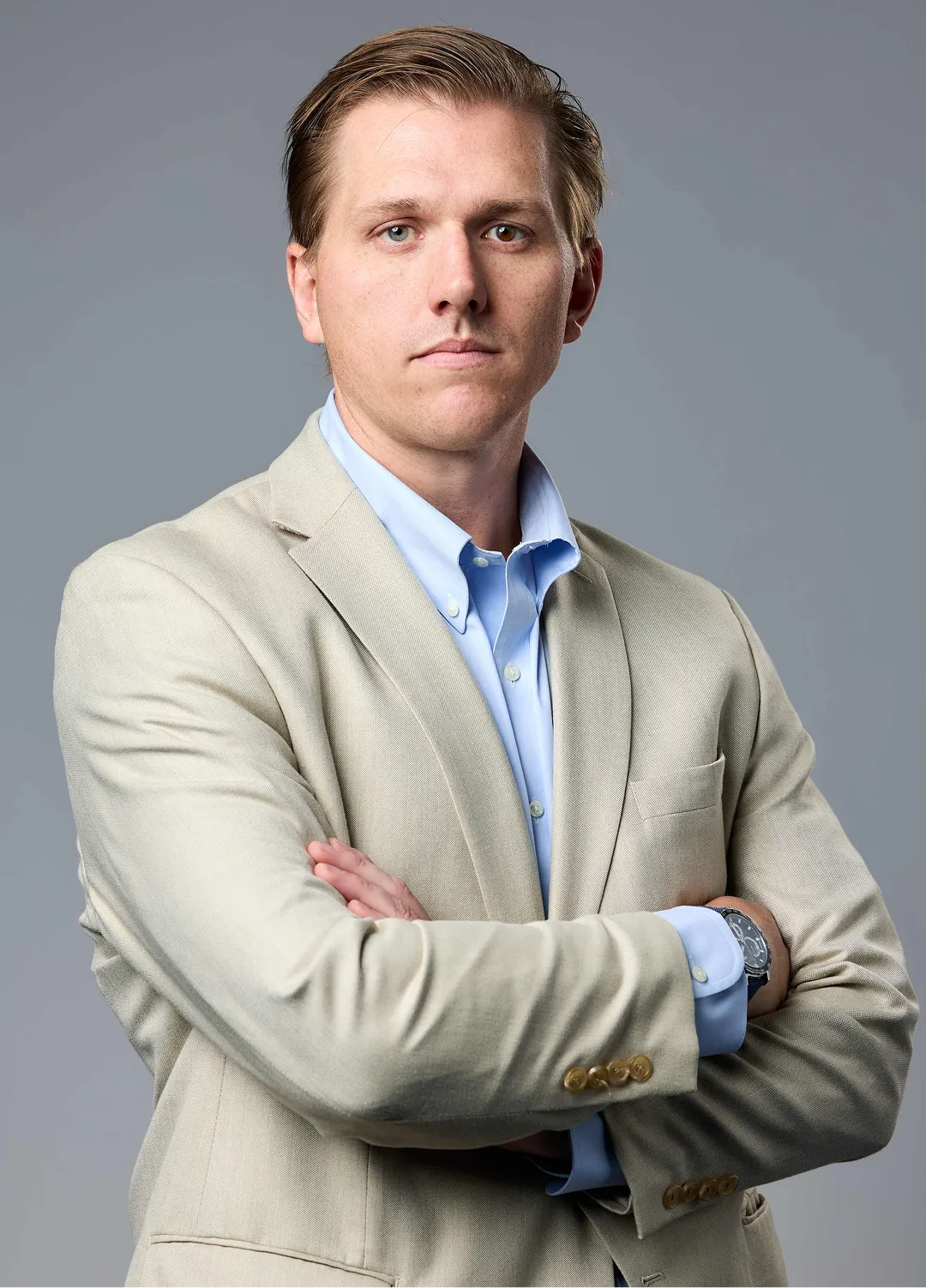 A man in a suit posing for a picture.