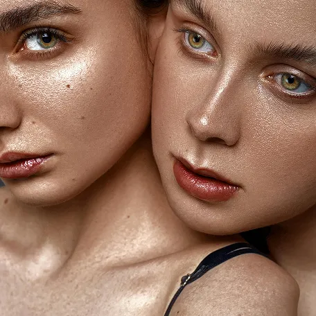 A couple of people that are next to each other.