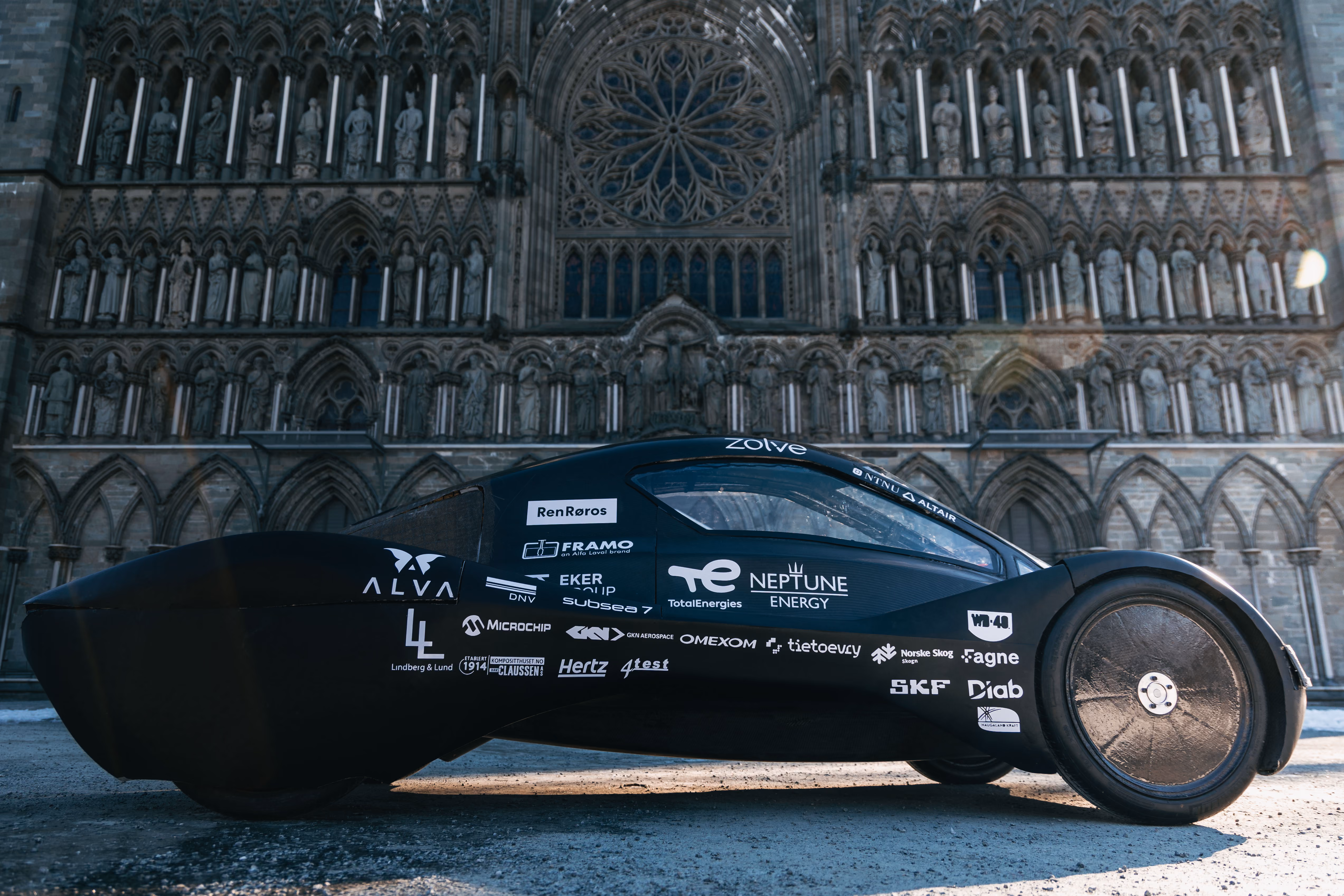 Fuel Fighter 7 in front of Nidaros Cathedral