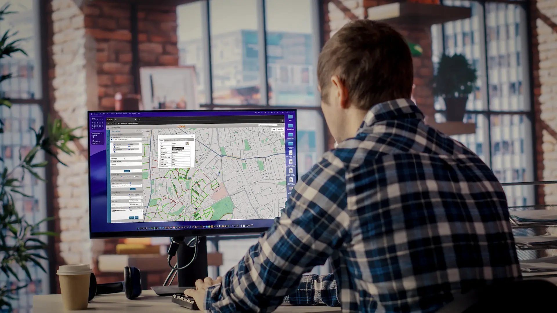 Operator working on TES CDM dashboard