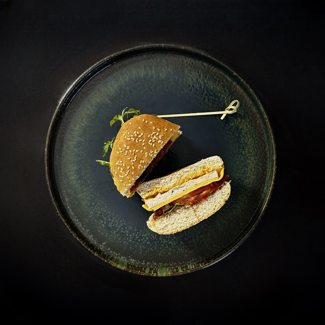 Соковитий бургер з індичкою та сиром чедар