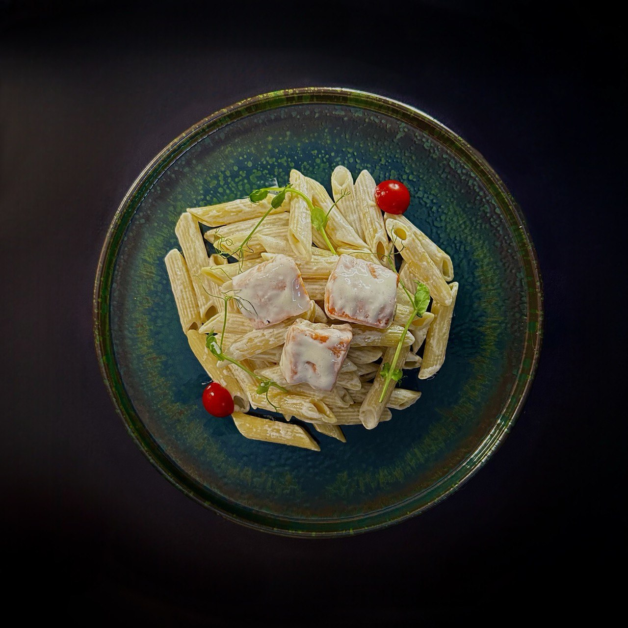 Пенне з лососем та вершковим соусом