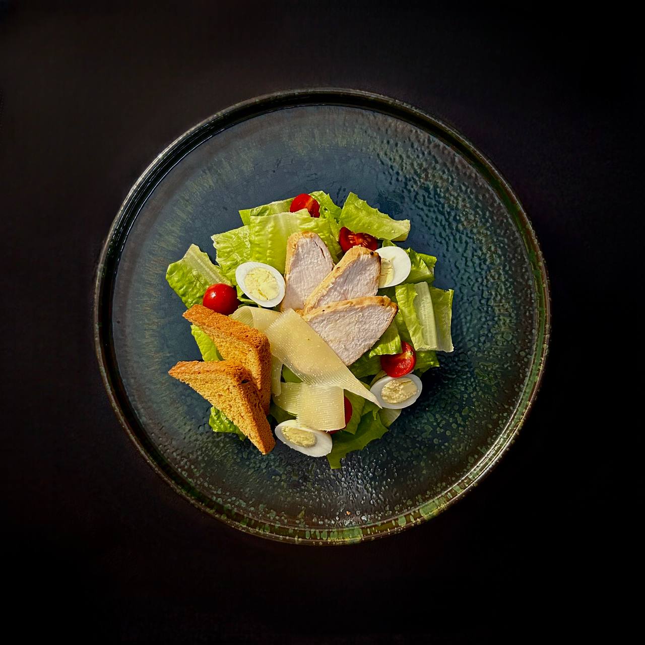 Салат "Цезар" з куркою та сиром Пармезан