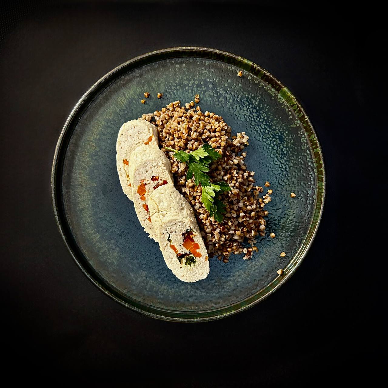 Гречана каша та індичі рулетики з овочами