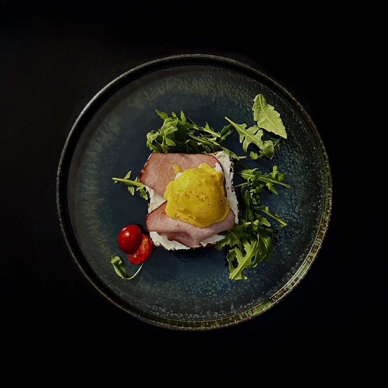 Яйця по-флорентійськи з шпинатом та сирним соусом