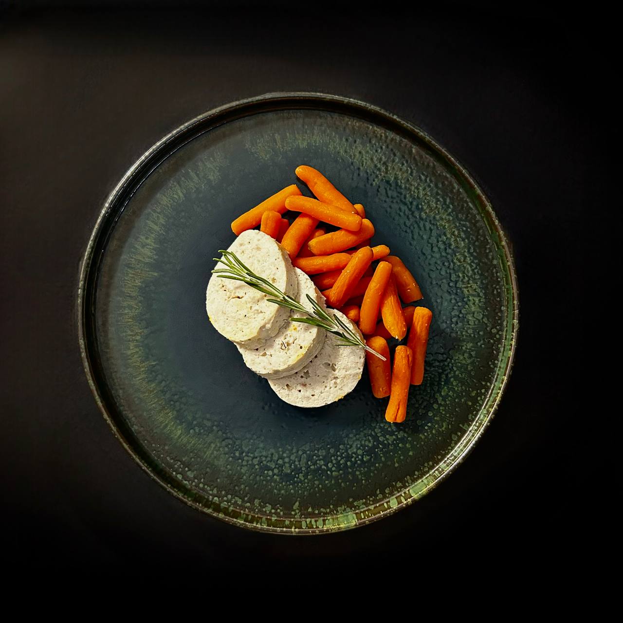 Рулетики з птиці та бейбi морквою орегано