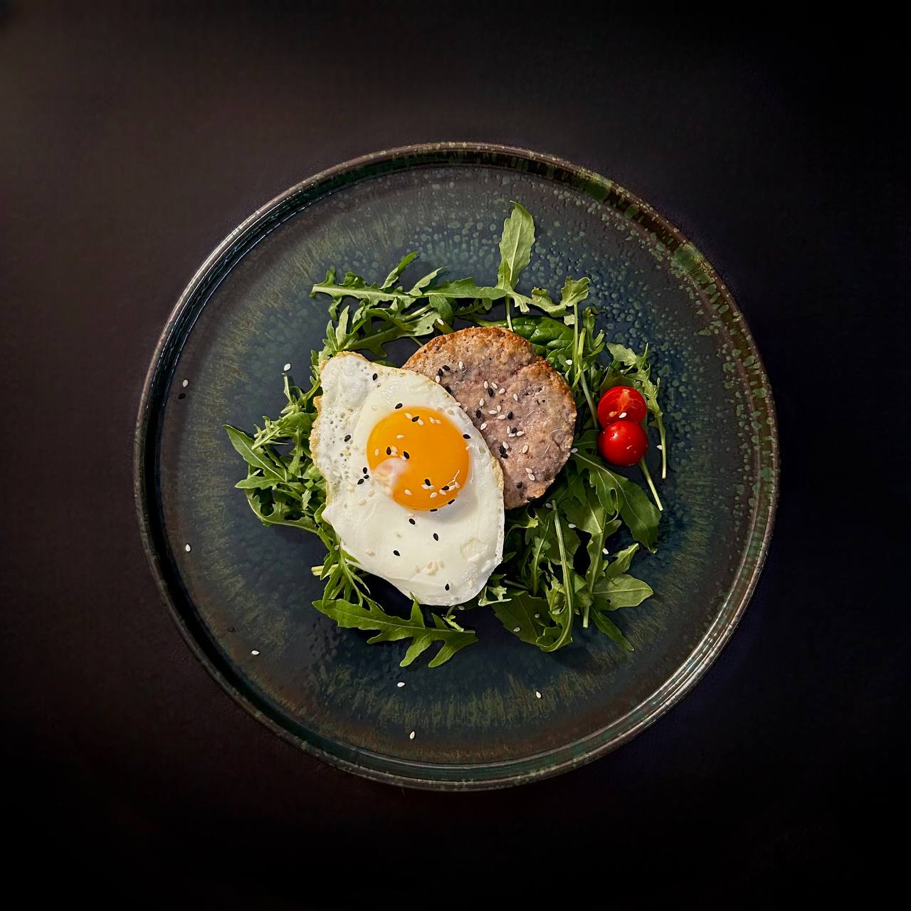 Телячий біфштекс з яйцем