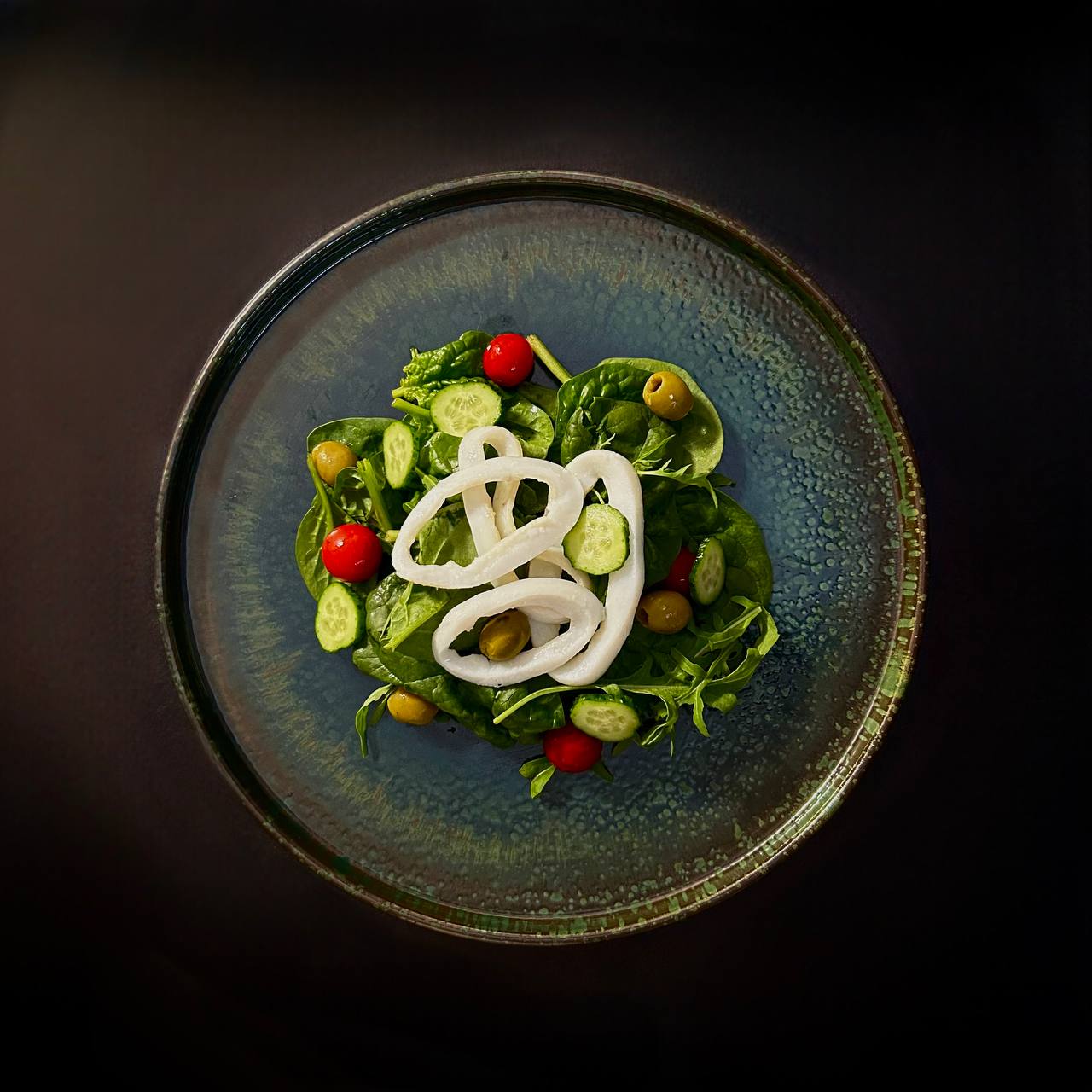 Салат з кальмаром огірком та оливками