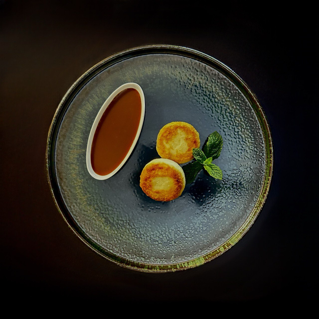 Сирники з вишневим варенням та горішками