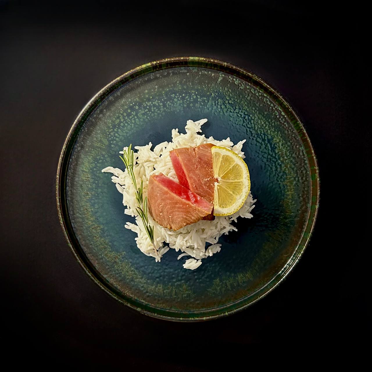 Стейк тунця з рисом басматі