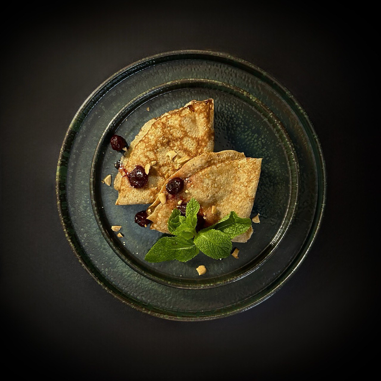 Вівсяні млинці з медом та ягодами