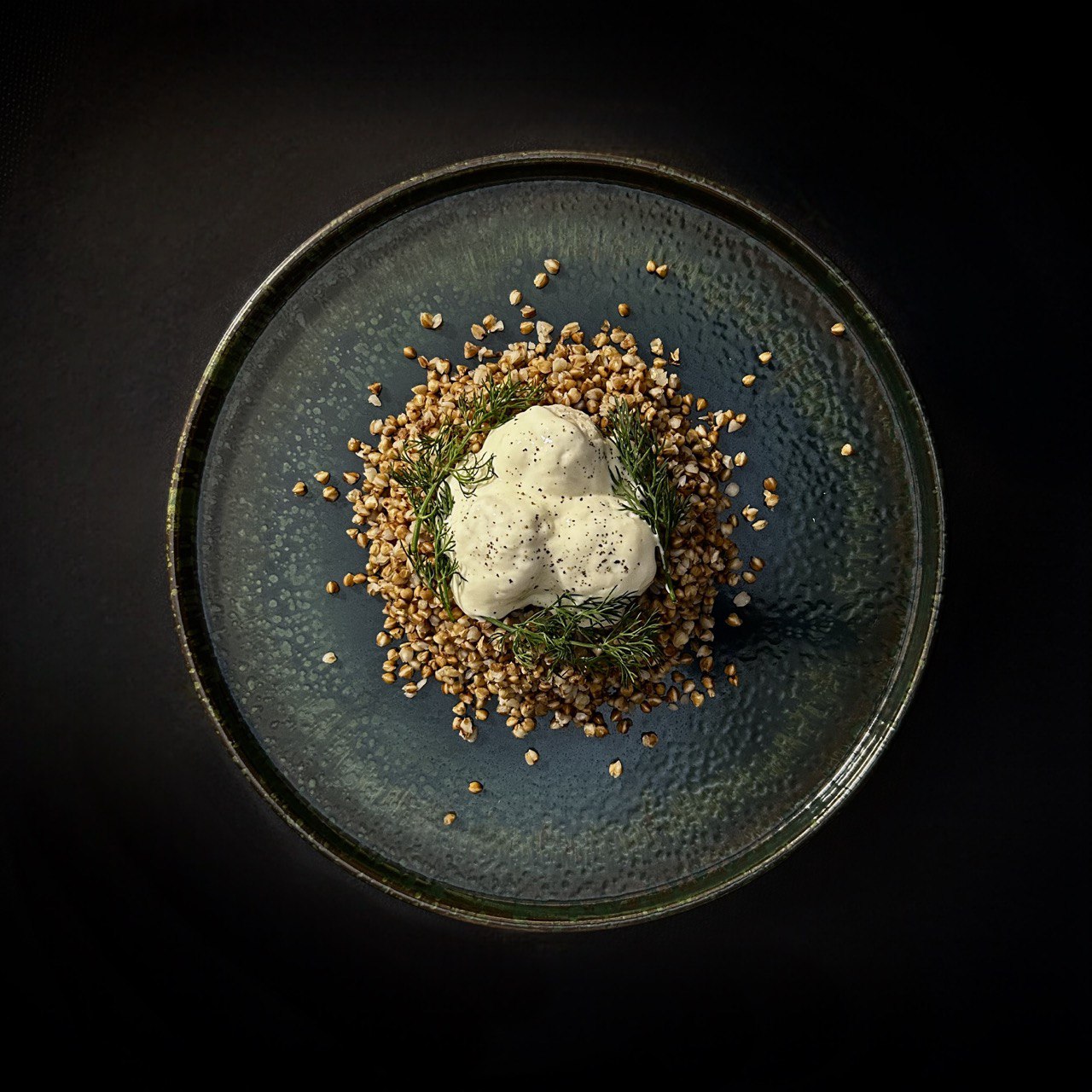 Курячі котлетки з гречаною кашею  та сирним соусом