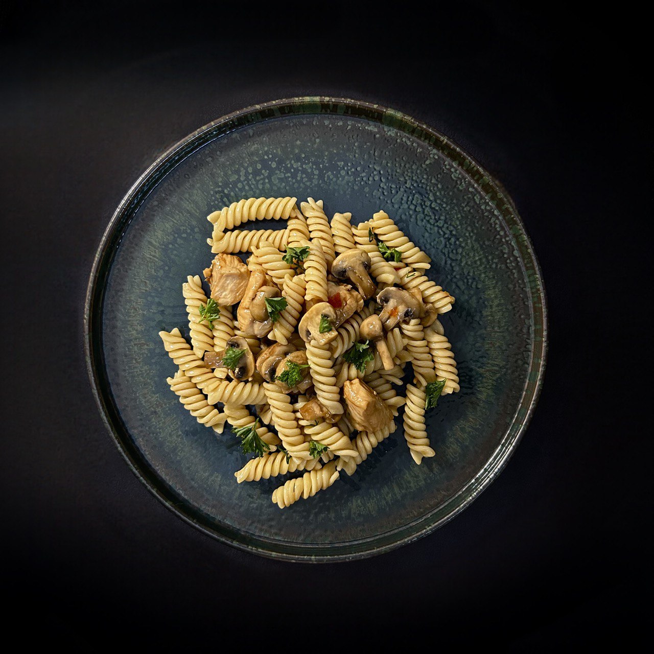 Фузілі з печерицями,куркою та сиром тофу