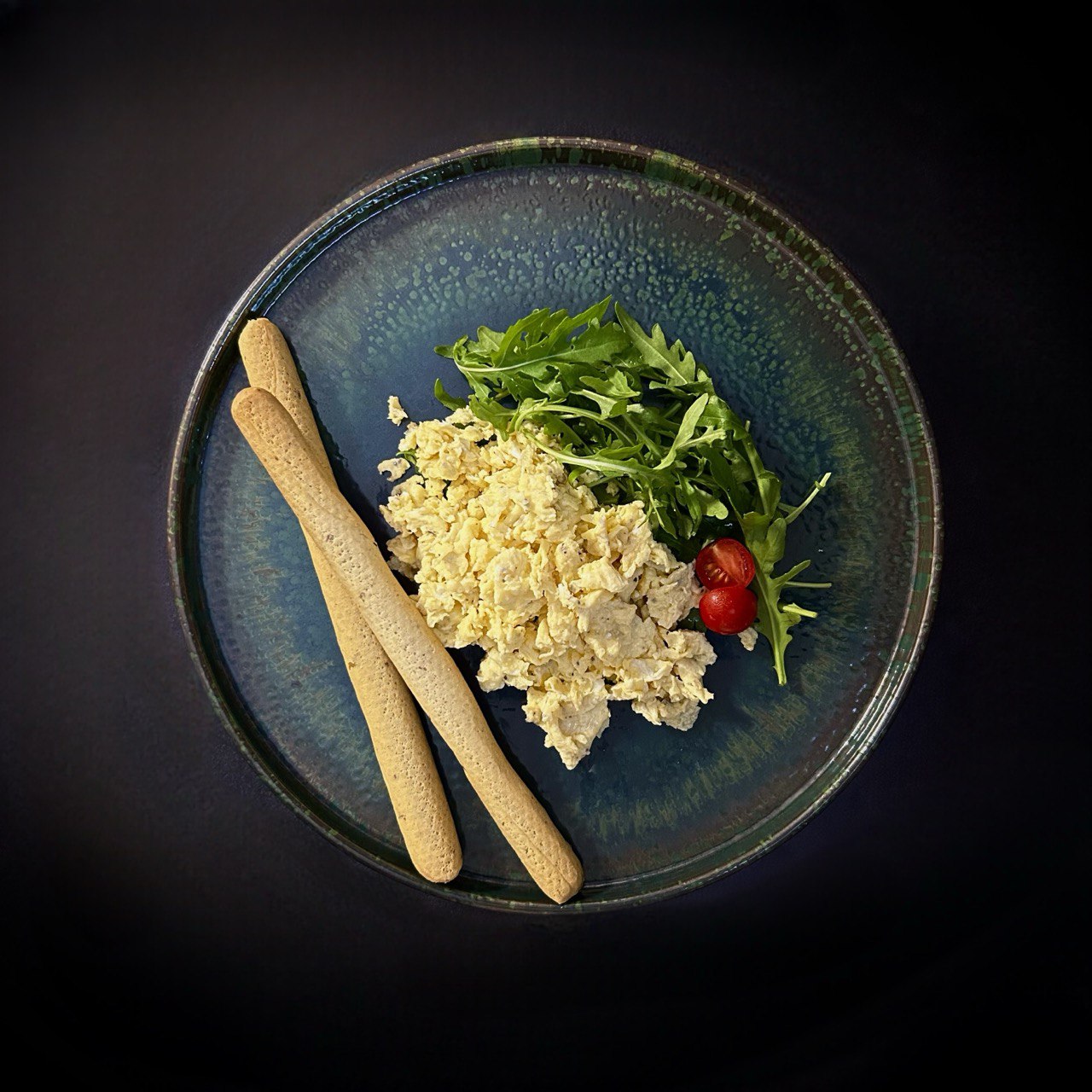 Скрембл з трюфельною пастою, кунжутом та хлібцями