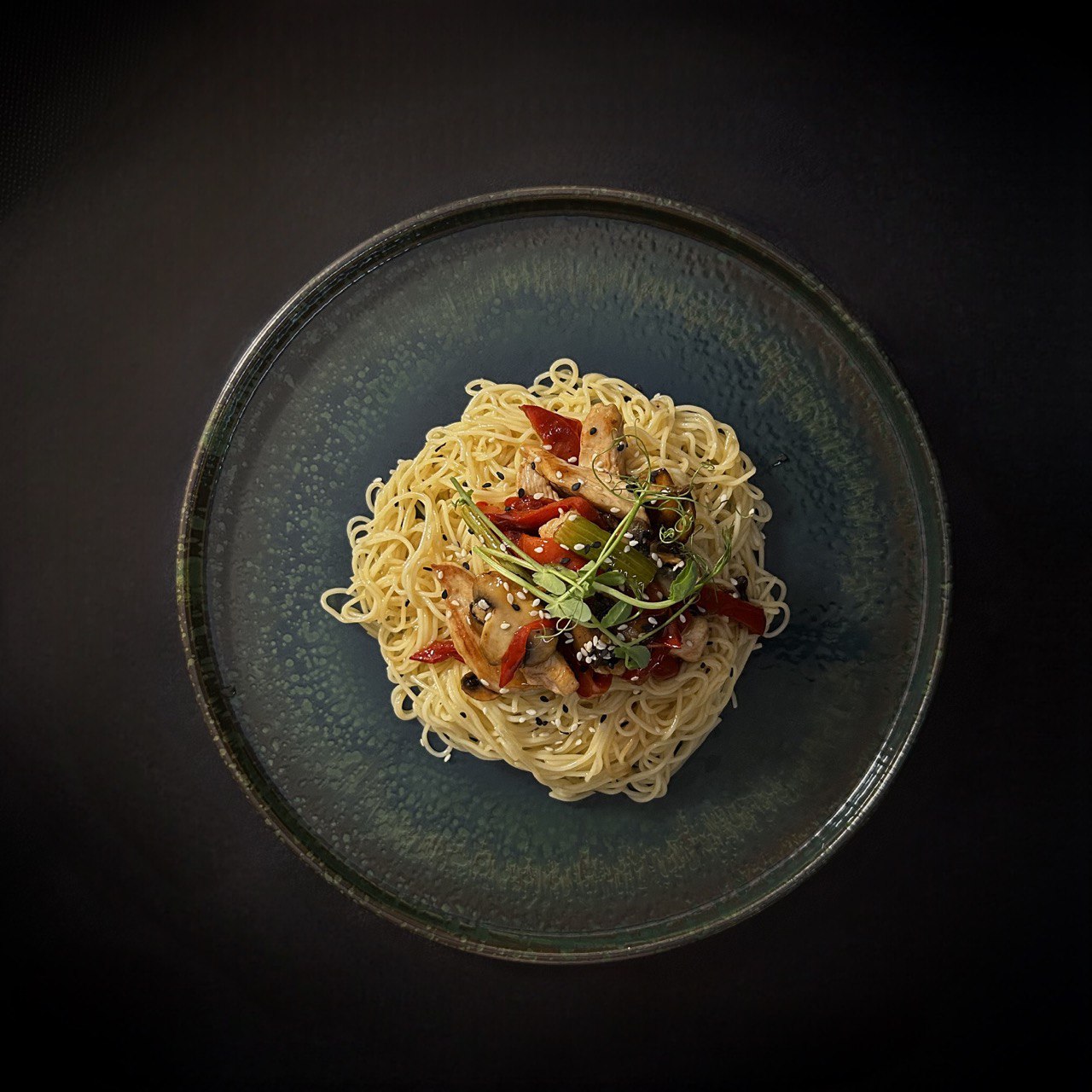 Яєчна локшина з куркою та грибами шіїтаке