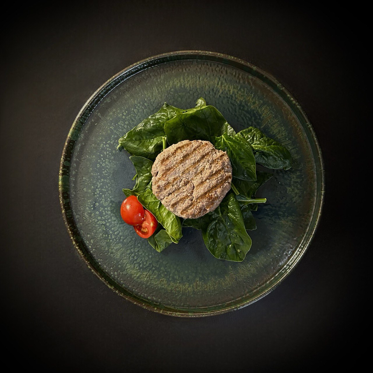 Яловичий біфштекс на подушцi зi свiжого шипинату