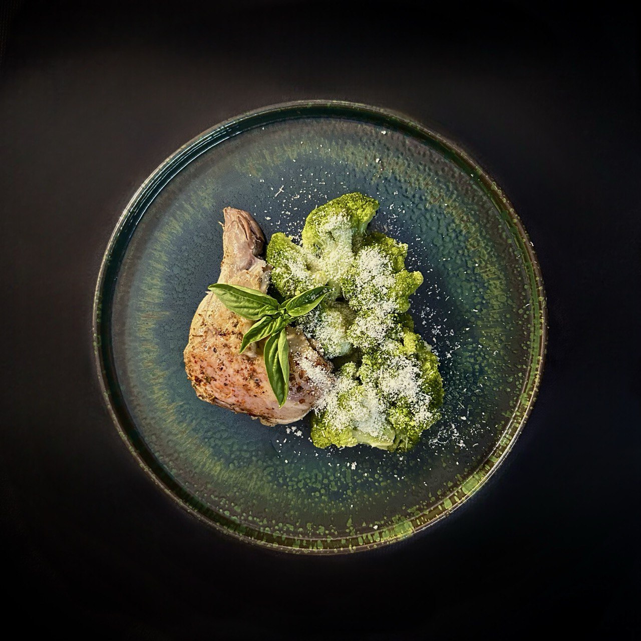 Ніжка кролика та броколi з сиром пармезан